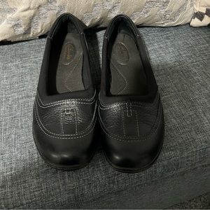 Clark Size 7.5 black leather shoe